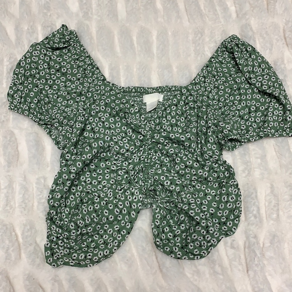 HM medium green floral crop top